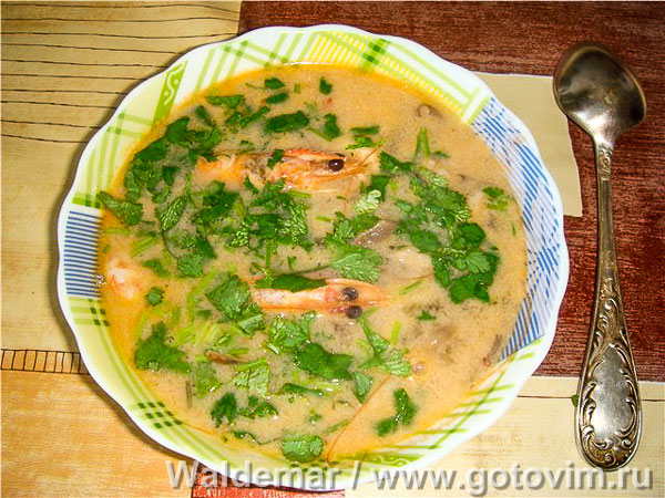 Тайский суп Том Ям с креветками, грибами  и кокосовым молоком. Фотография рецепта
