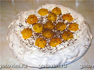 Торт-безе ореховый со взбитыми сливками и абрикосами 