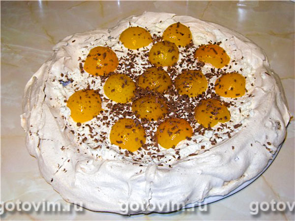 Торт-безе ореховый со взбитыми сливками и абрикосами . Фотография рецепта