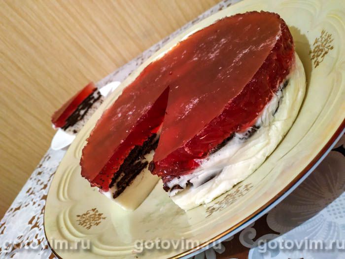 Торт без выпечки из шоколадного печенья со сметаной и желе. Рецепт с фото