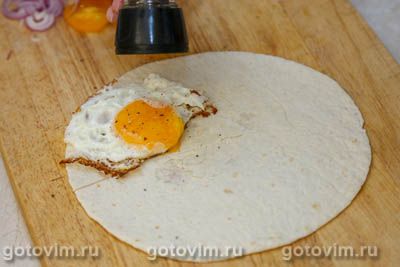 Складные тортильи с жареным яйцом, ветчиной и овощами, Шаг 04