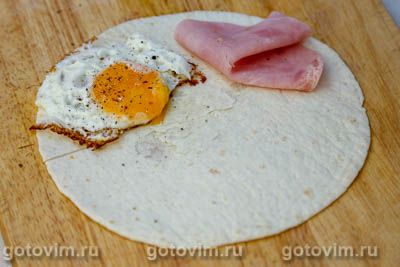 Складные тортильи с жареным яйцом, ветчиной и овощами, Шаг 05