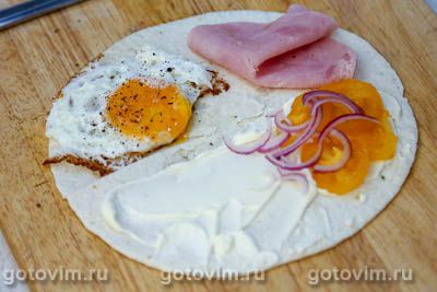 Складные тортильи с жареным яйцом, ветчиной и овощами, Шаг 07