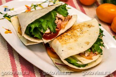 Складная тортилья с беконом, моцареллой и курицей