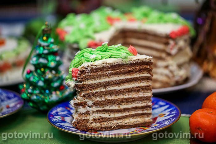 Новогодний торт с ореховым безе и кремом из маскарпоне. Фотография рецепта