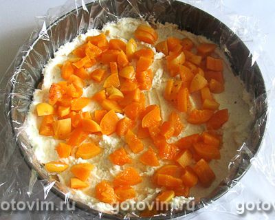 Торт без выпечки с творожным кремом, клубникой и абрикосами, Шаг 08