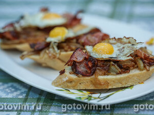 Тост с беконом и перепелиными яйцами