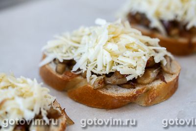 Горячие бутерброды с сыром, грибами и беконом, Шаг 06