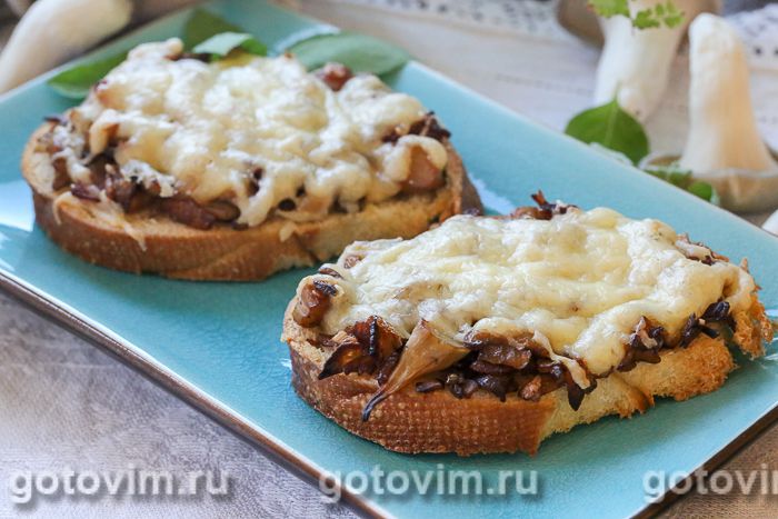Горячие бутерброды с сыром, грибами и беконом. Фотография рецепта