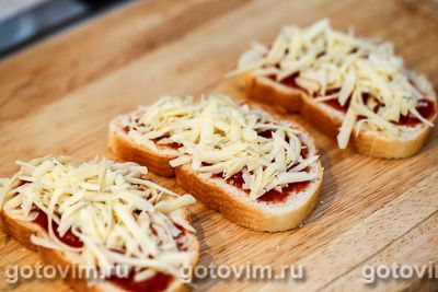 Тост-пицца с колбасой и сыром, Шаг 03
