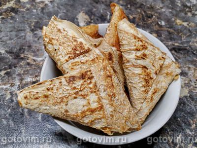 Фотография рецепта Треугольники из лаваша с сыром и колбасой на сковороде