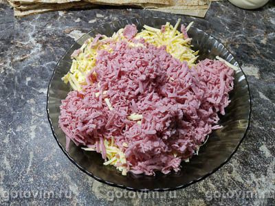 Треугольники из лаваша с сыром и колбасой на сковороде, Шаг 03