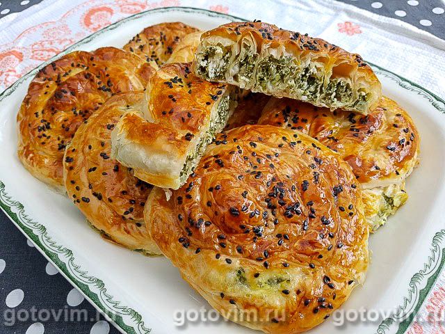 Турецкие буреки со шпинатом и сыром фета (Gül böreği). Фотография рецепта