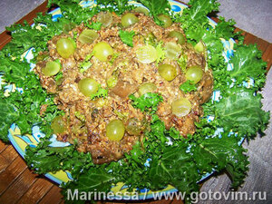 Тушеные баклажаны с виноградом и соусом из лесных орехов
