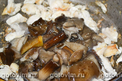 Тушеный картофель с капустой, курицей и грибами, Шаг 03