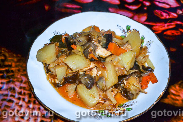 Тушеный картофель с капустой, курицей и грибами. Фотография рецепта