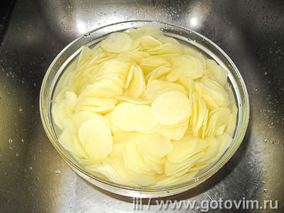 Тушёно-томлёный картофель с луком и сметаной, Шаг 01