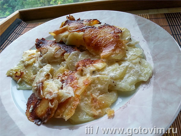 Тушёно-томлёный картофель с луком и сметаной. Фотография рецепта