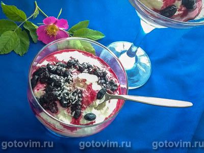 Творожный десерт с жимолостью и кокосовой стружкой