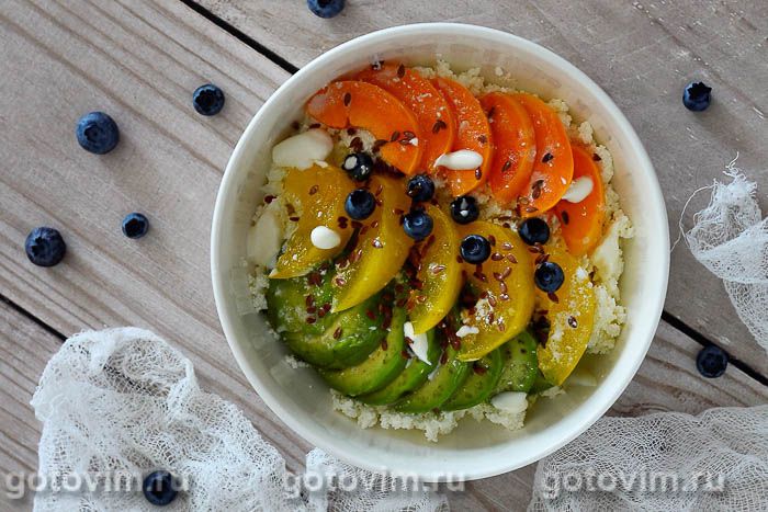 Творожно-фруктовый боул с авокадо и ягодами. Фотография рецепта