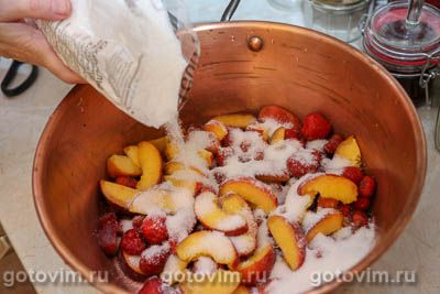 Варенье с клубникой и персиками на агар-агаре, Шаг 03