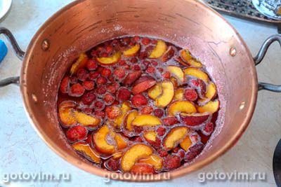 Варенье с клубникой и персиками на агар-агаре, Шаг 04