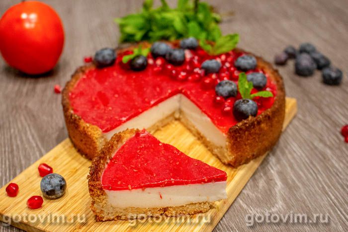 Веганский торт из миндальной муки с панна коттой с малиновым желе. Фотография рецепта