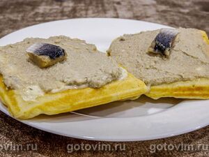 Венские вафли с творожным сыром и селедочным паштетом