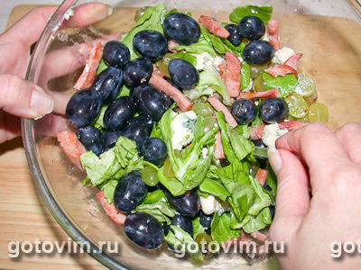 Салат с виноградом, ветчиной и сыром дор блю, Шаг 05