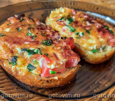 Жареный бутерброд с колбасой, сыром и помидорами
