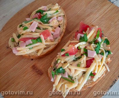 Жареный бутерброд с колбасой, сыром и помидорами, Шаг 03