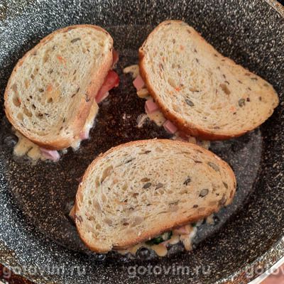 Жареный бутерброд с колбасой, сыром и помидорами, Шаг 04