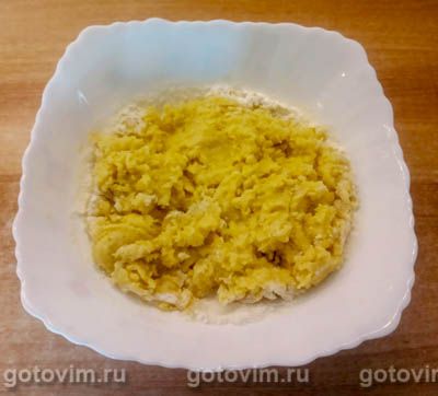 Простой пирог в духовке со сгущенкой и брусникой, Шаг 05