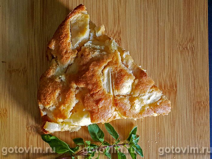 Нежный яблочный пирог на тесте из манки с йогуртом . Фотография рецепта