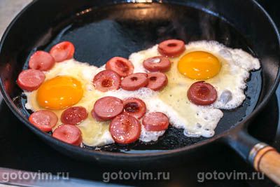 Как приготовить яичницу с сосисками: рецепт, советы и секреты