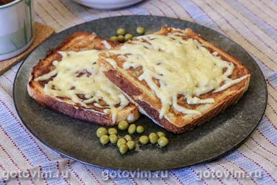 Яичница в хлебе с ветчиной и зеленым горошком. Фото-рецепт