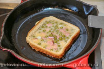 Яичница в хлебе с ветчиной и зеленым горошком, Шаг 06