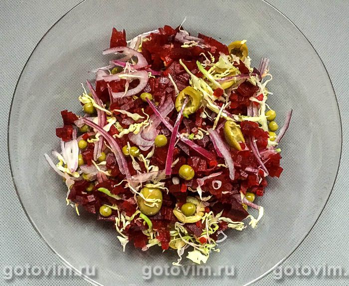 Овощной салат из свеклы с пекинской капустой и оливками. Фотография рецепта