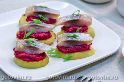 Тартинки из картофеля с соленой сельдью и свеклой. Фото-рецепт