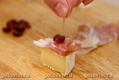 Канапе из сыра бри с сыровяленым окороком и клюквой, Шаг 06
