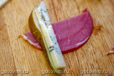Закуска из сыровяленого мяса, сыра с голубой плесенью и грушей, Шаг 04
