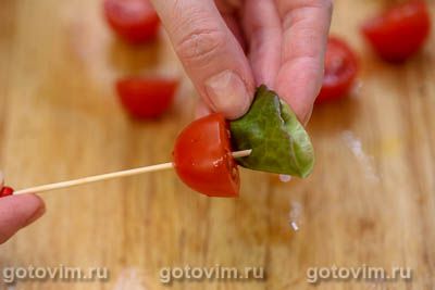 Закуска на шпажках из моцареллы с помидорами, Шаг 03