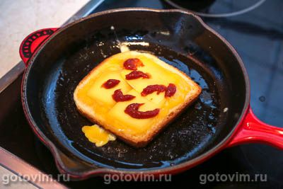 Закуска с сосисками, яйцом и сыром в хлебе, Шаг 09