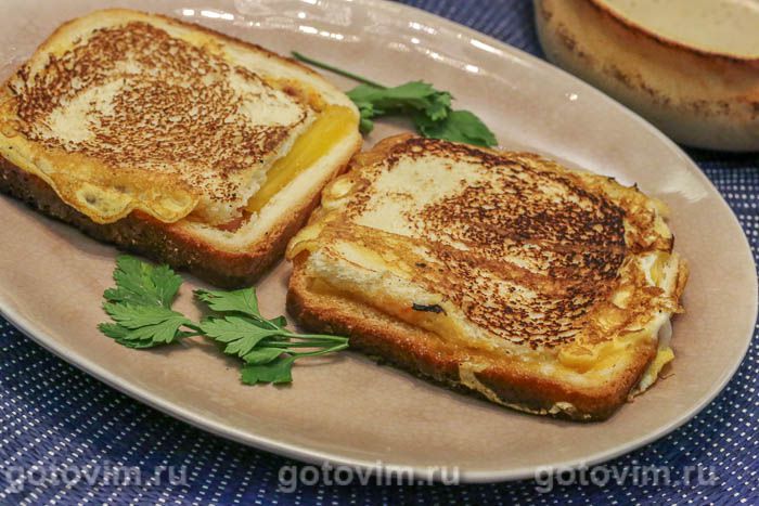 Закуска с сосисками, яйцом и сыром в хлебе. Фотография рецепта
