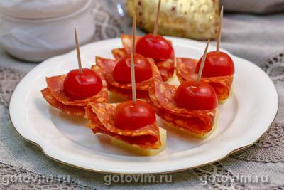 Закуска на шпажках из сыра с колбасой и помидорами черри. Фотография рецепта