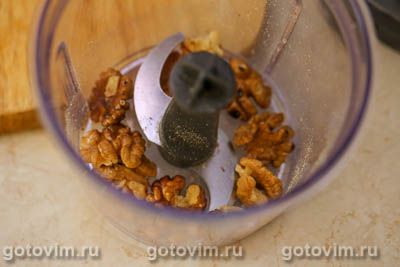 Закуска на шпажках из сыра камбоцола, манго и грецких орехов, Шаг 04