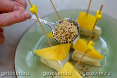 Закуска на шпажках из сыра камбоцола, манго и грецких орехов, Шаг 05