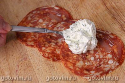 Закуска на шпажках с колбасой и сливочным сыром, Шаг 01