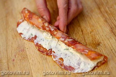 Закуска на шпажках с колбасой и сливочным сыром, Шаг 02