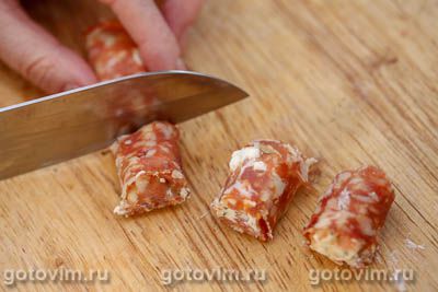Закуска на шпажках с колбасой и сливочным сыром, Шаг 03